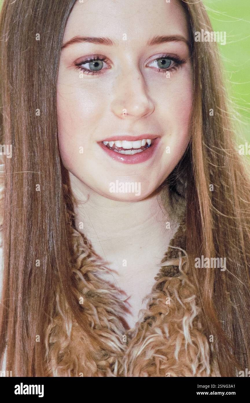 HAYLEY WESTENRA, JUNG, 2004: Sänger Hayley Westenra aus Neuseeland, am 27. März 2004 zu Beginn eines internationalen Rugbyspiels im Millennium Stadium in Cardiff. Foto: ROB WATKINS. INFO: Hayley Westenra ist eine neuseeländische klassische Crossover-Sängerin, die für ihre Engelsstimme und ihr Album Pure bekannt ist. Als Weltstar verbindet sie Klassik-, Folk- und Popstile. Westenra setzt sich durch ihre Musik auch für UNICEF und zahlreiche wohltätige Zwecke ein. Stockfoto