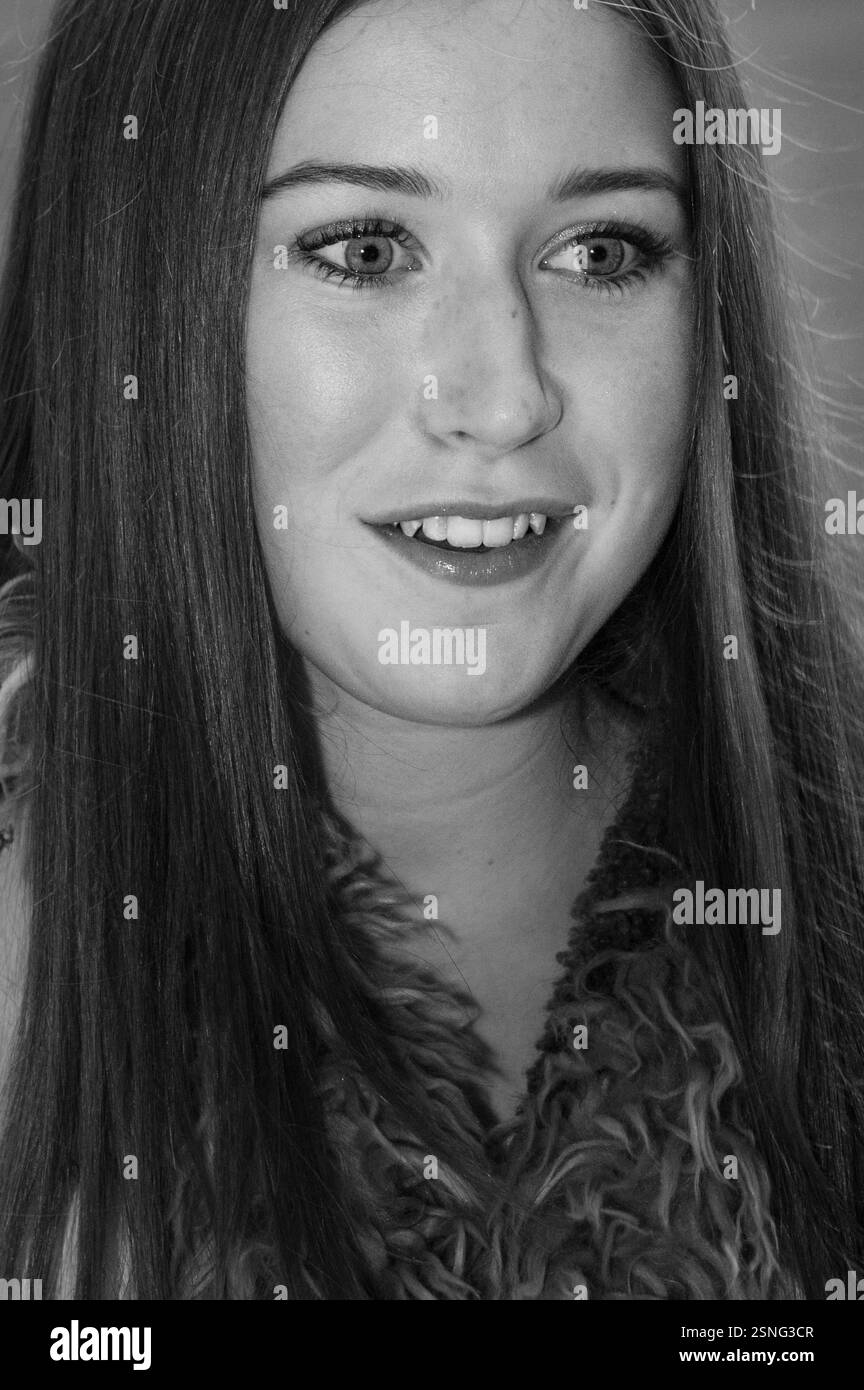 HAYLEY WESTENRA, JUNG, 2004: Sänger Hayley Westenra aus Neuseeland, am 27. März 2004 zu Beginn eines internationalen Rugbyspiels im Millennium Stadium in Cardiff. Foto: ROB WATKINS. INFO: Hayley Westenra ist eine neuseeländische klassische Crossover-Sängerin, die für ihre Engelsstimme und ihr Album Pure bekannt ist. Als Weltstar verbindet sie Klassik-, Folk- und Popstile. Westenra setzt sich durch ihre Musik auch für UNICEF und zahlreiche wohltätige Zwecke ein. Stockfoto