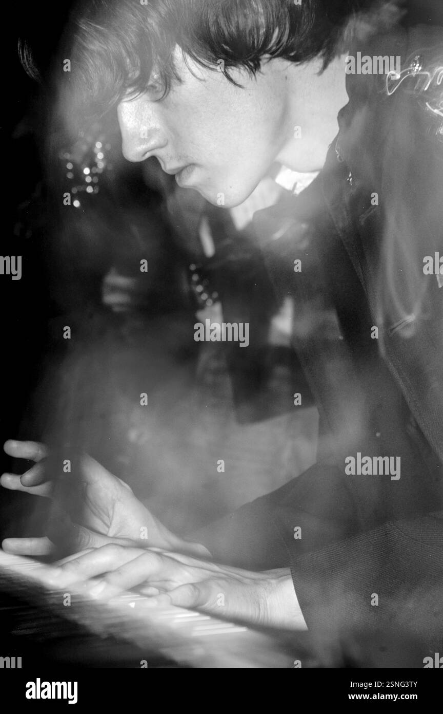 HOPE OF THE STATES, FRÜHES KONZERT, 2003: Ein junger Anthony Theaker der Band HOPE OF THE STATES in Cardiff Barfly, South Wales, Großbritannien am 31 2003. Mai. Foto: ROB WATKINS. INFO: Hope of the States war eine britische Post-Rock-Band, die 2000 gegründet wurde. Bekannt für ihren filmischen Sound und ihre emotionale Tiefe, erlangten sie mit ihrem Debütalbum The Lost Riots Anerkennung. Ihre Musik enthielt oft orchestrale Arrangements und politisch aufgeladene Texte. Stockfoto