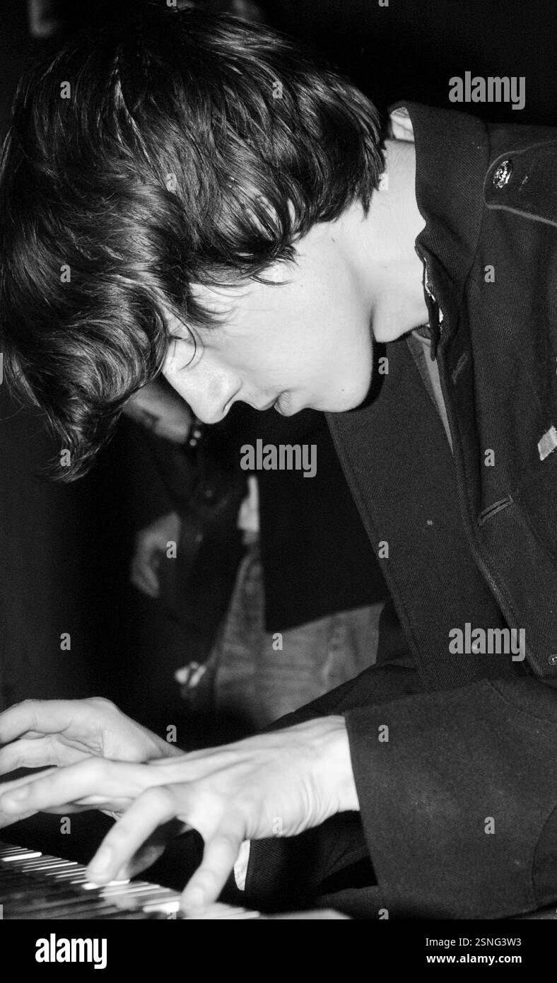 HOPE OF THE STATES, FRÜHES KONZERT, 2003: Ein junger Anthony Theaker der Band HOPE OF THE STATES in Cardiff Barfly, South Wales, Großbritannien am 31 2003. Mai. Foto: ROB WATKINS. INFO: Hope of the States war eine britische Post-Rock-Band, die 2000 gegründet wurde. Bekannt für ihren filmischen Sound und ihre emotionale Tiefe, erlangten sie mit ihrem Debütalbum The Lost Riots Anerkennung. Ihre Musik enthielt oft orchestrale Arrangements und politisch aufgeladene Texte. Stockfoto