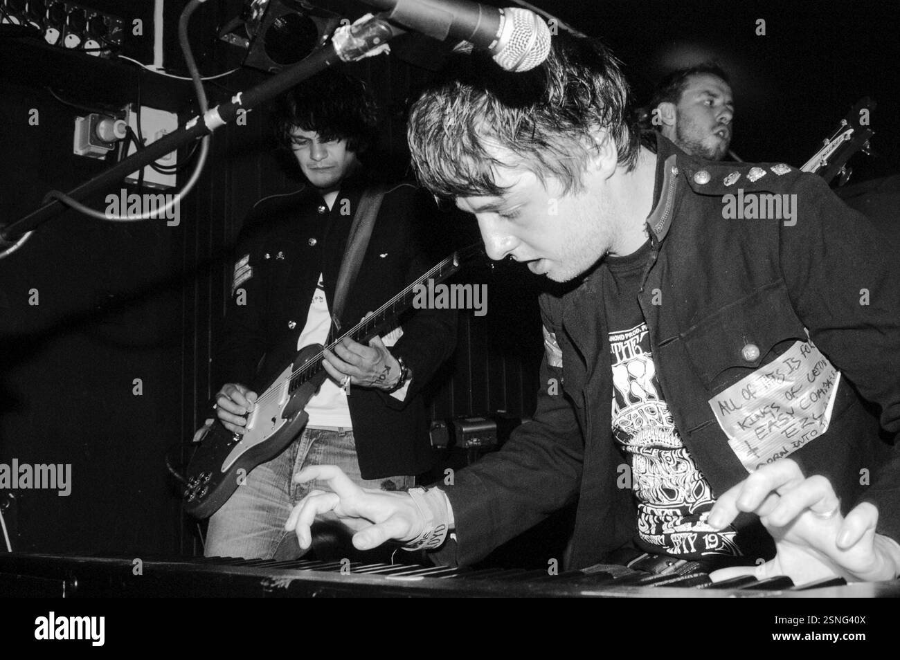 HOPE OF THE STATES, FRÜHES KONZERT, 2003: A Young Sam Herlihy von der Band HOPE OF THE STATES am 31 2003. Mai in Cardiff Barfly, South Wales, Großbritannien. Foto: ROB WATKINS. INFO: Hope of the States war eine britische Post-Rock-Band, die 2000 gegründet wurde. Bekannt für ihren filmischen Sound und ihre emotionale Tiefe, erlangten sie mit ihrem Debütalbum The Lost Riots Anerkennung. Ihre Musik enthielt oft orchestrale Arrangements und politisch aufgeladene Texte. Stockfoto