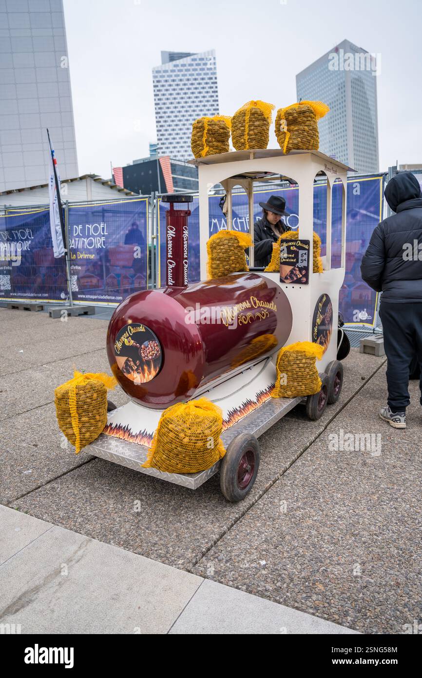 Einzigartiger Straßenverkäufer, der Leckereien von einem charmanten Zugwagen in der Stadt verkauft Stockfoto