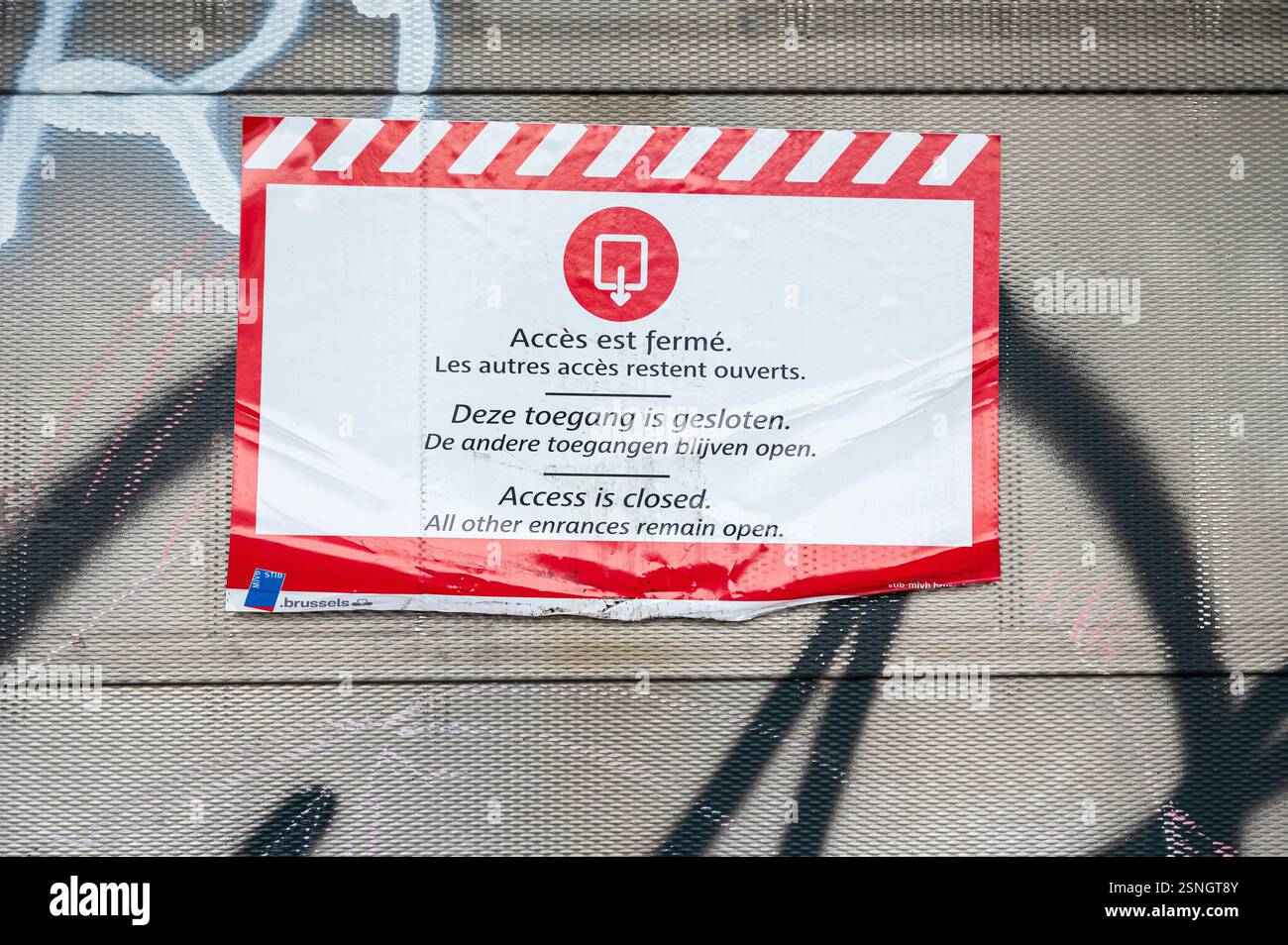 Das U-Bahn-Tor ist wegen des Nationalstreiks geschlossen, Koekelberg, Region Brüssel-Hauptstadt, Belgien. FEBRUAR 2025 Stockfoto
