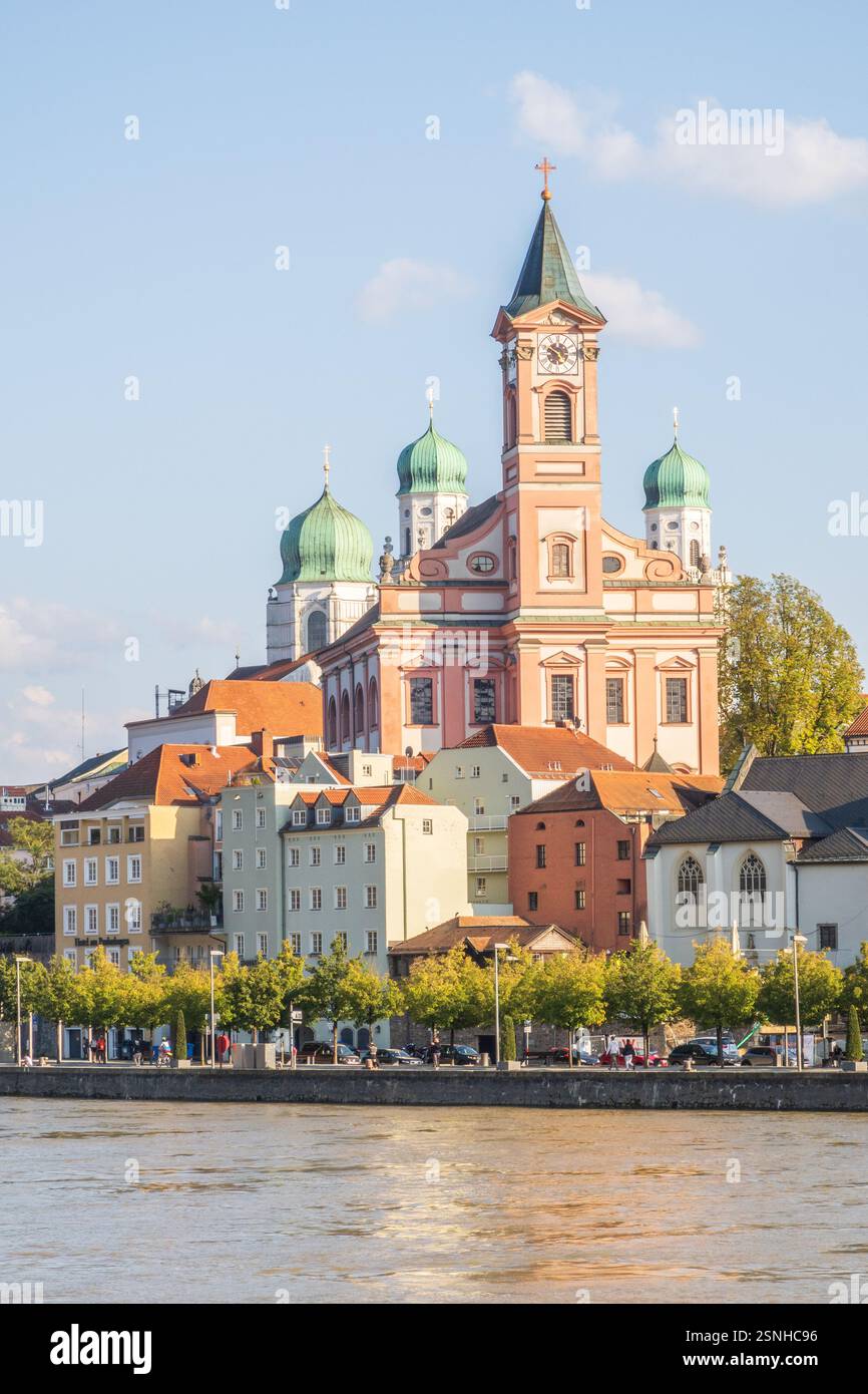 Passau, Deutschland - 19. September 2024: Vertikaler Blick über die Altstadt von Passau über die Donau, Bayern Stockfoto
