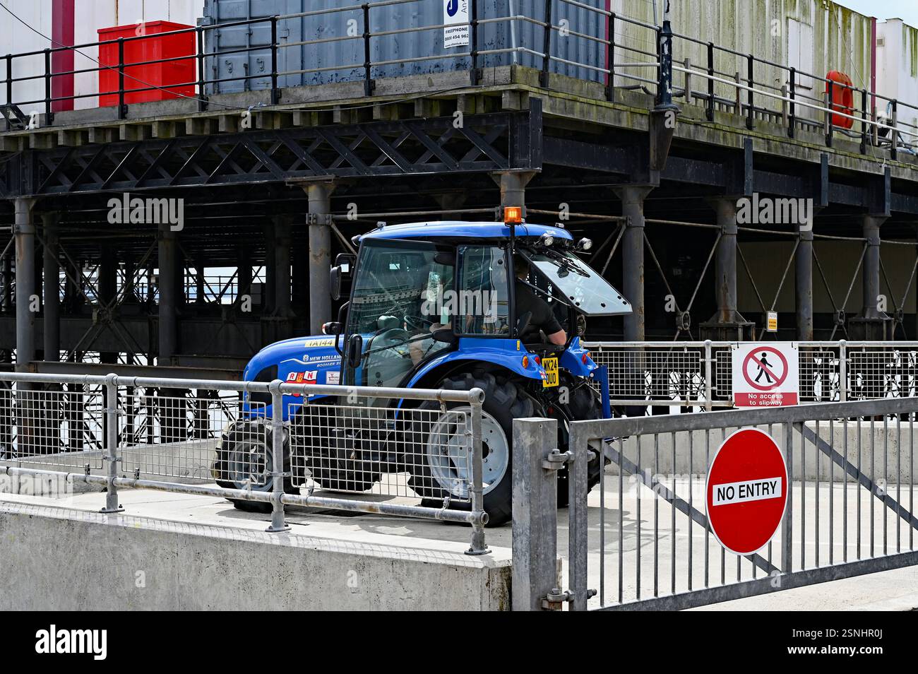 Der Kompakttraktor New Holland Boomer 50 Cab an der Spitze der Rampe in Southend on Sea wartet auf die Rückkehr des Luftkissenfahrzeugs Vera Ravine. Stockfoto