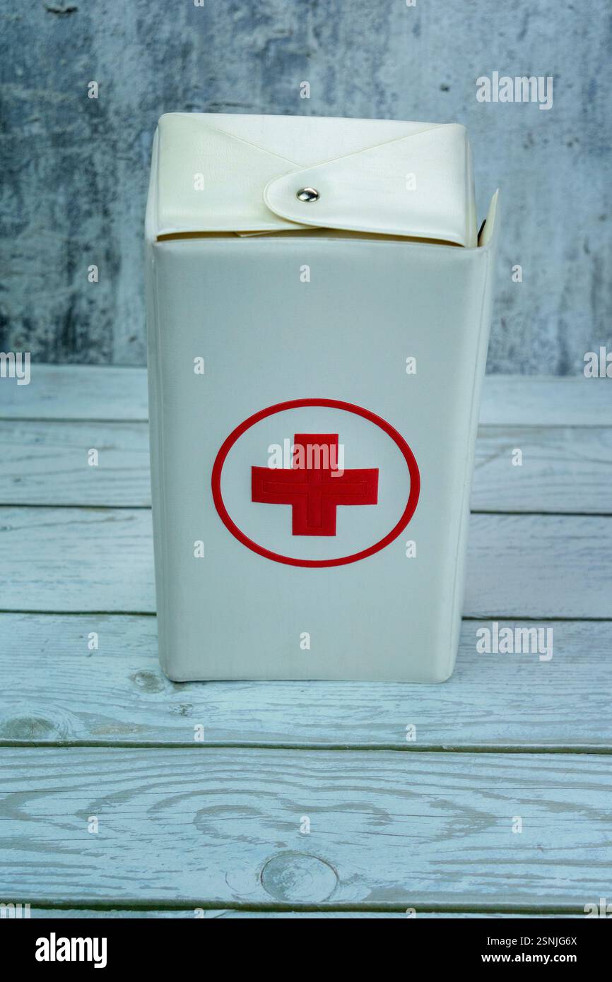 Ein rechteckiges weißes Gehäuse mit einem roten Kreuz, das in der Regel für erste-Hilfe-Lieferungen verwendet wird. Stockfoto
