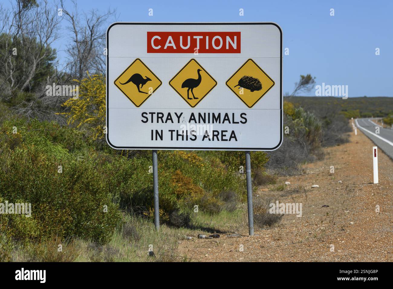 Achten Sie auf das Tierschild auf einer Landstraße in der Nähe von Cervantes, Shire of Dandaragan, Bundesstaat Western Australia, Australien, Ozeanien Stockfoto