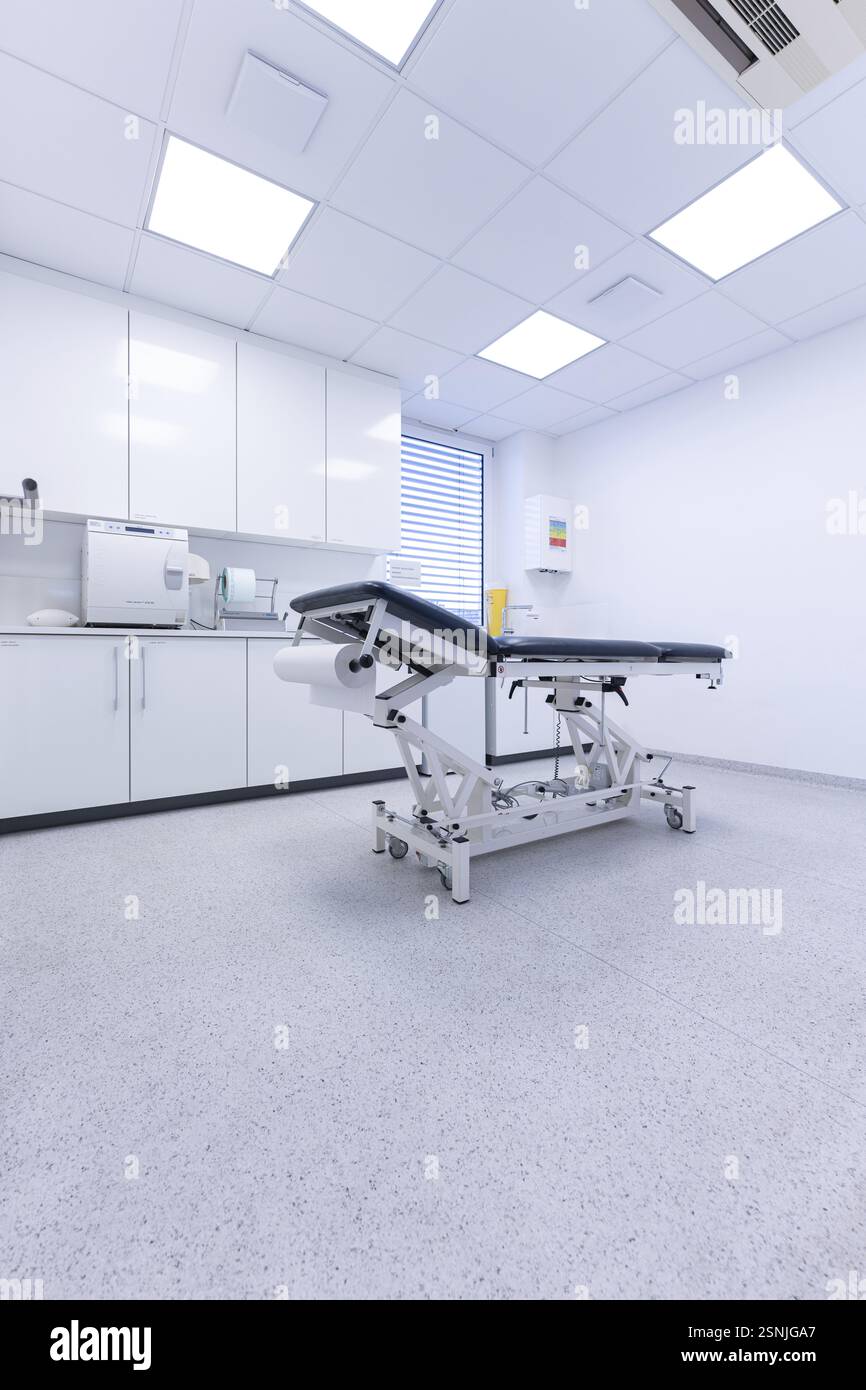 Minimalistischer Klinikraum mit hellem Behandlungssofa, weiß und medizinisch, Urologie, Deutschland, Europa Stockfoto