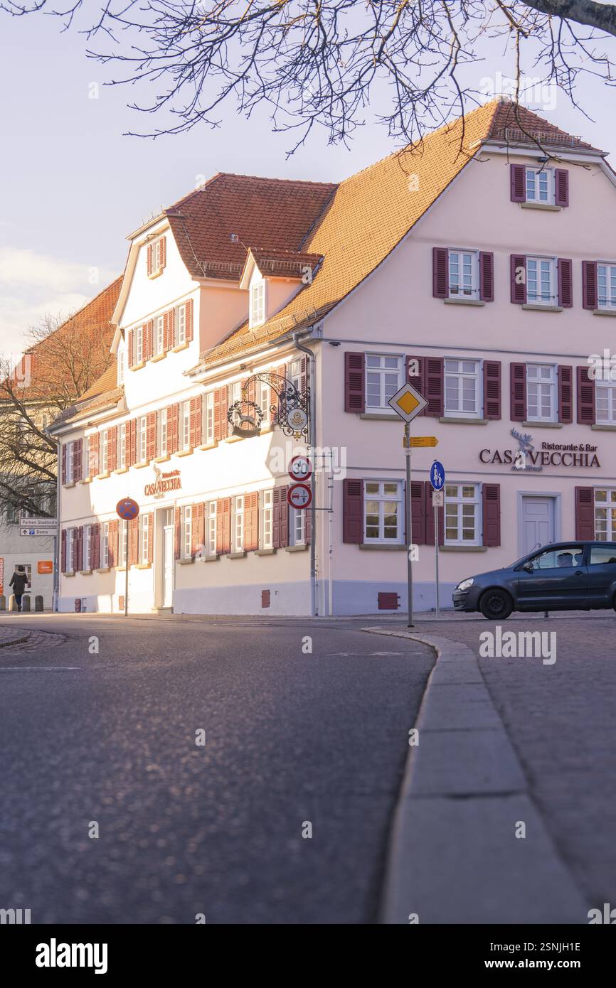 Charmantes historisches Gebäude in einer ruhigen Stadtstraße im Winter, Sindelfingen, Boeblingen, Deutschland, Europa Stockfoto
