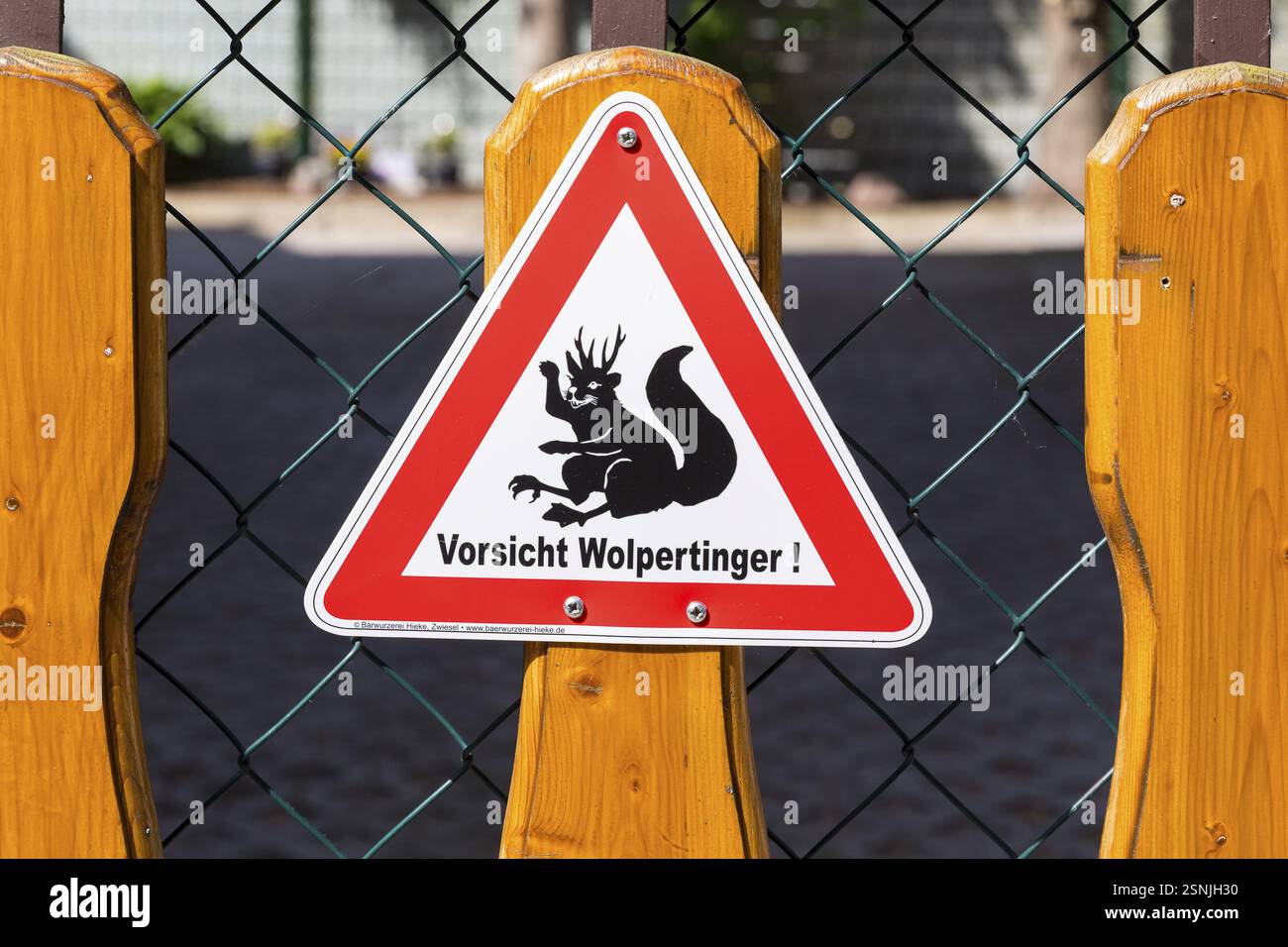 Komisches Schild an einem Zaun, Vorsicht vor Wolpertinger! Stockfoto