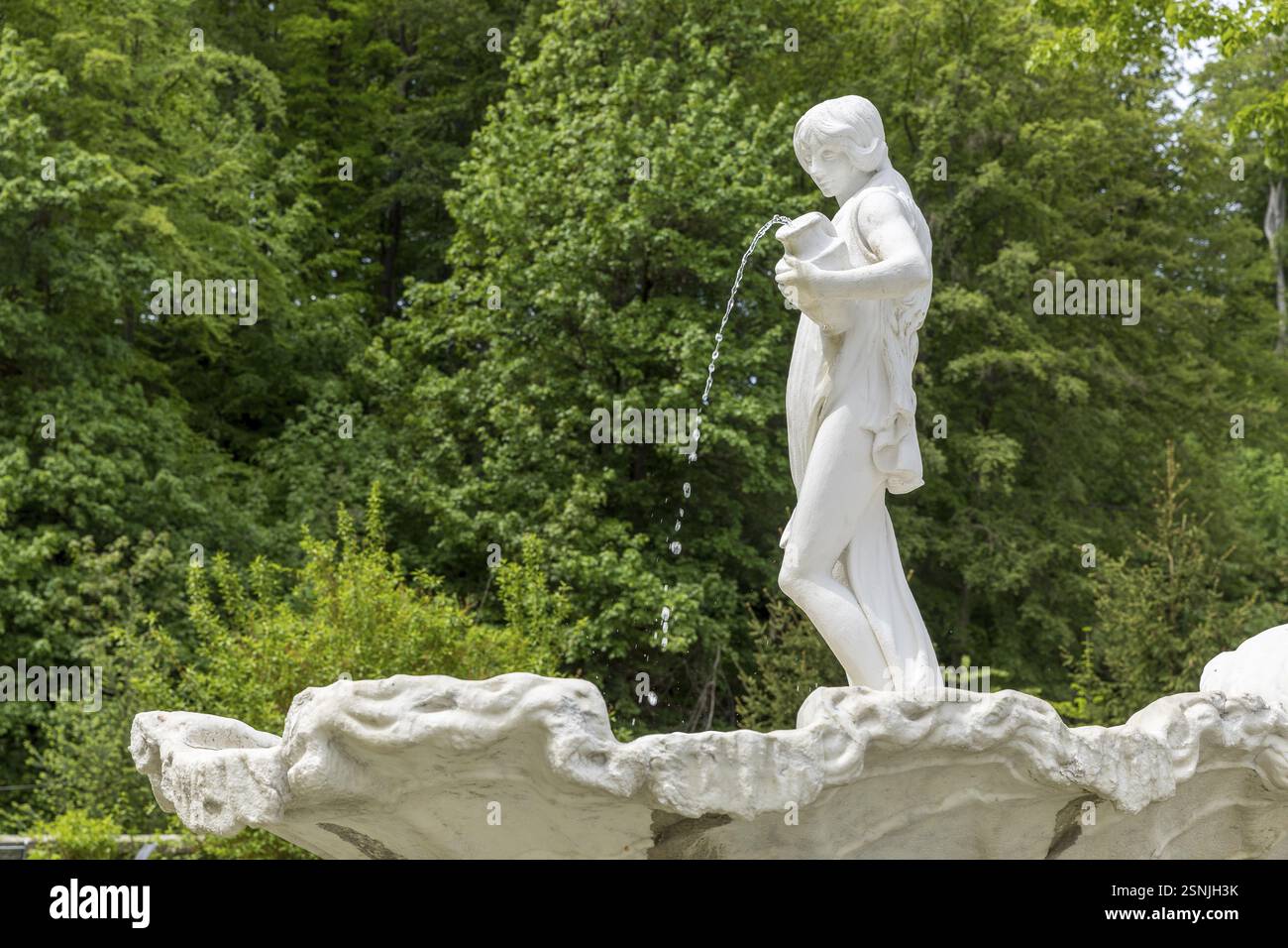 Frauenfigur mit Wasserkannen auf einer Muschel, weißer Brunnen vor Schloss Rauenstein, Pockau-Lengefeld, Erzgebirge, Sachsen, Deutschland, Europa Stockfoto