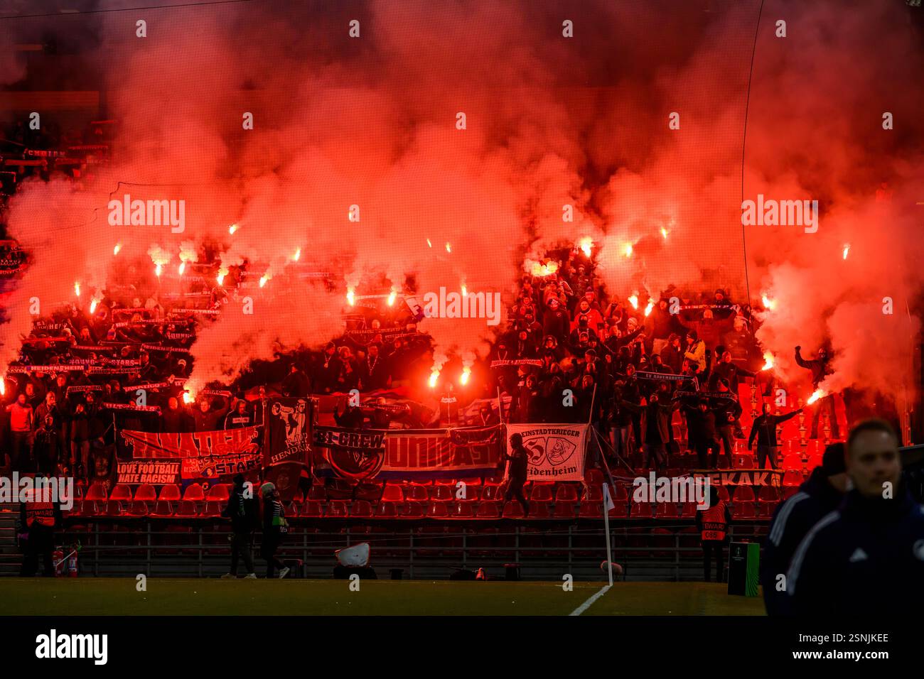 Kopenhagen, Dänemark. 13. Februar 2025. Von links nach rechts, Heidenheim-Fans mit Pyro-/römerkerzen in der Europa Conference League: FC Kopenhagen vs. FC Heidenheim 1846. Quelle: Michael Barrett Boesen/Alamy Live News Stockfoto