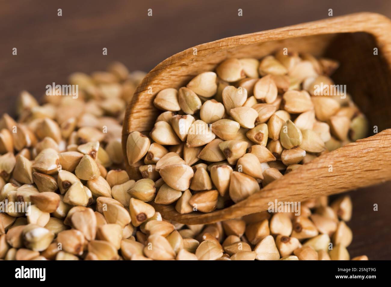 Buchweizen mit einem Löffel auf einem Holzbrett Hintergrund Stockfoto