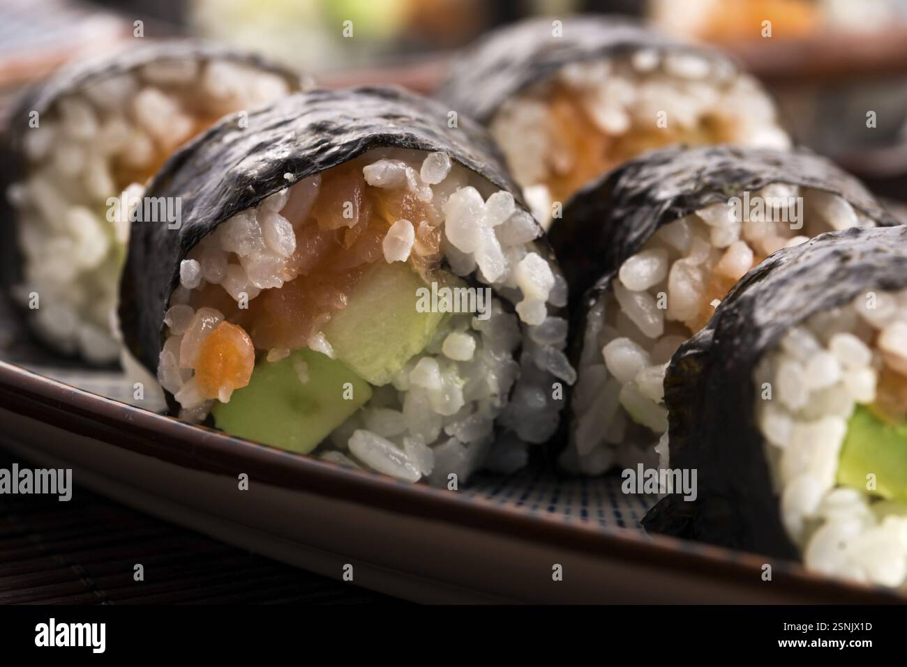 Sushi - Rollen Lachs serviert auf einem Teller Stockfoto