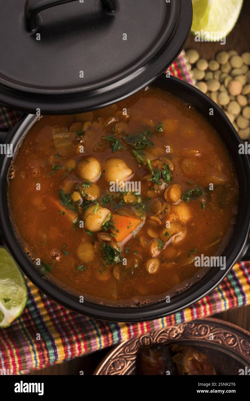Marokkanische traditionelle Suppe - Harira, die traditionelle Berbersuppe aus Marokko, lodz, polen Stockfoto