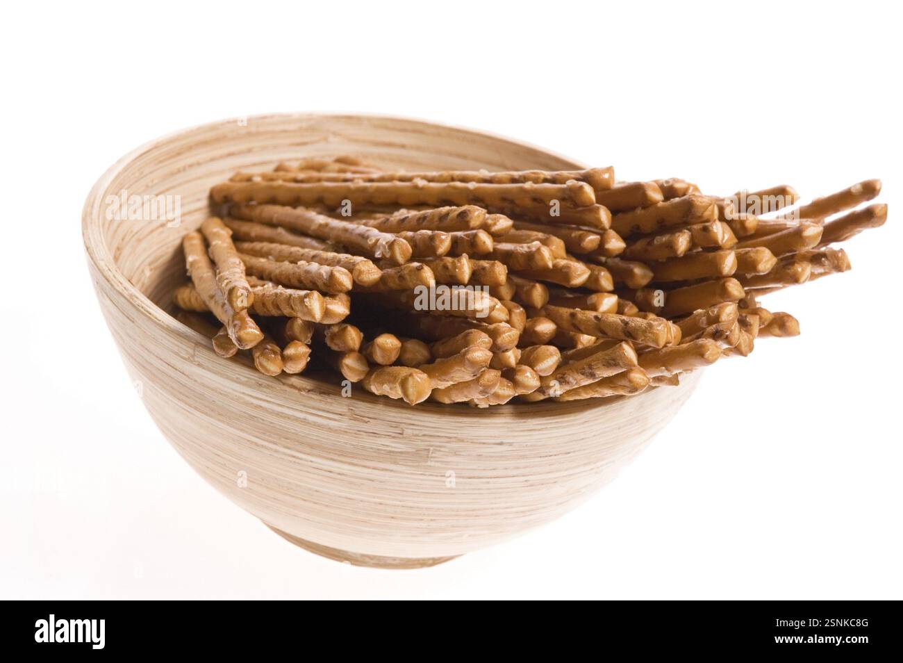 Schüssel mit Snacks isoliert auf dem weißen Hinterkopf Stockfoto