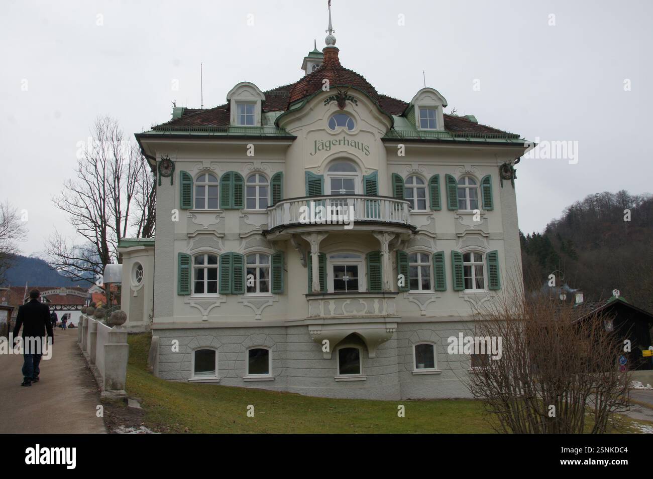Der weiße Text „Jägerhaus“ in Deutschland, München, bezieht sich wahrscheinlich auf „Jägerhaus“ oder „Villa Jägerhaus“, einen Restaurantnamen. Stockfoto