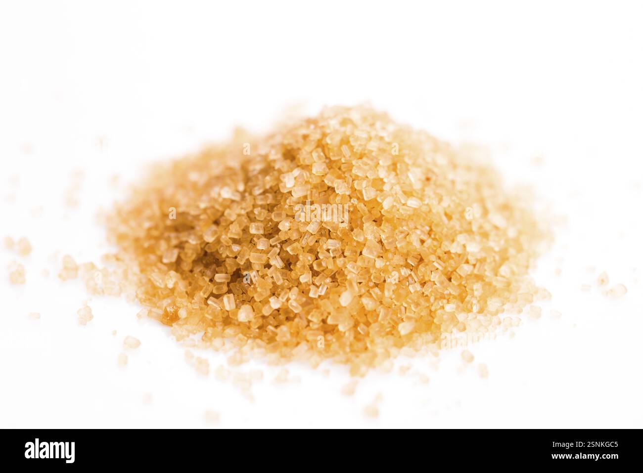 Kristalle Rohrzucker Heap Nahaufnahme isoliert auf weiss Stockfoto