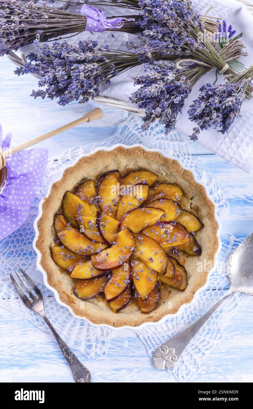 Nektarinentorte mit Lavendel und Honig Stockfoto
