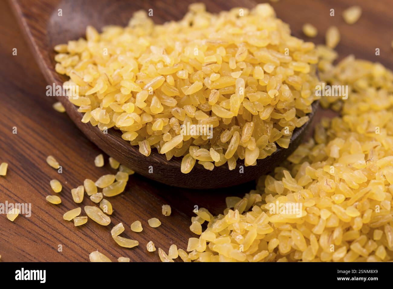 Bulgur Weizen in Holzlöffel, lodz, polen Stockfoto