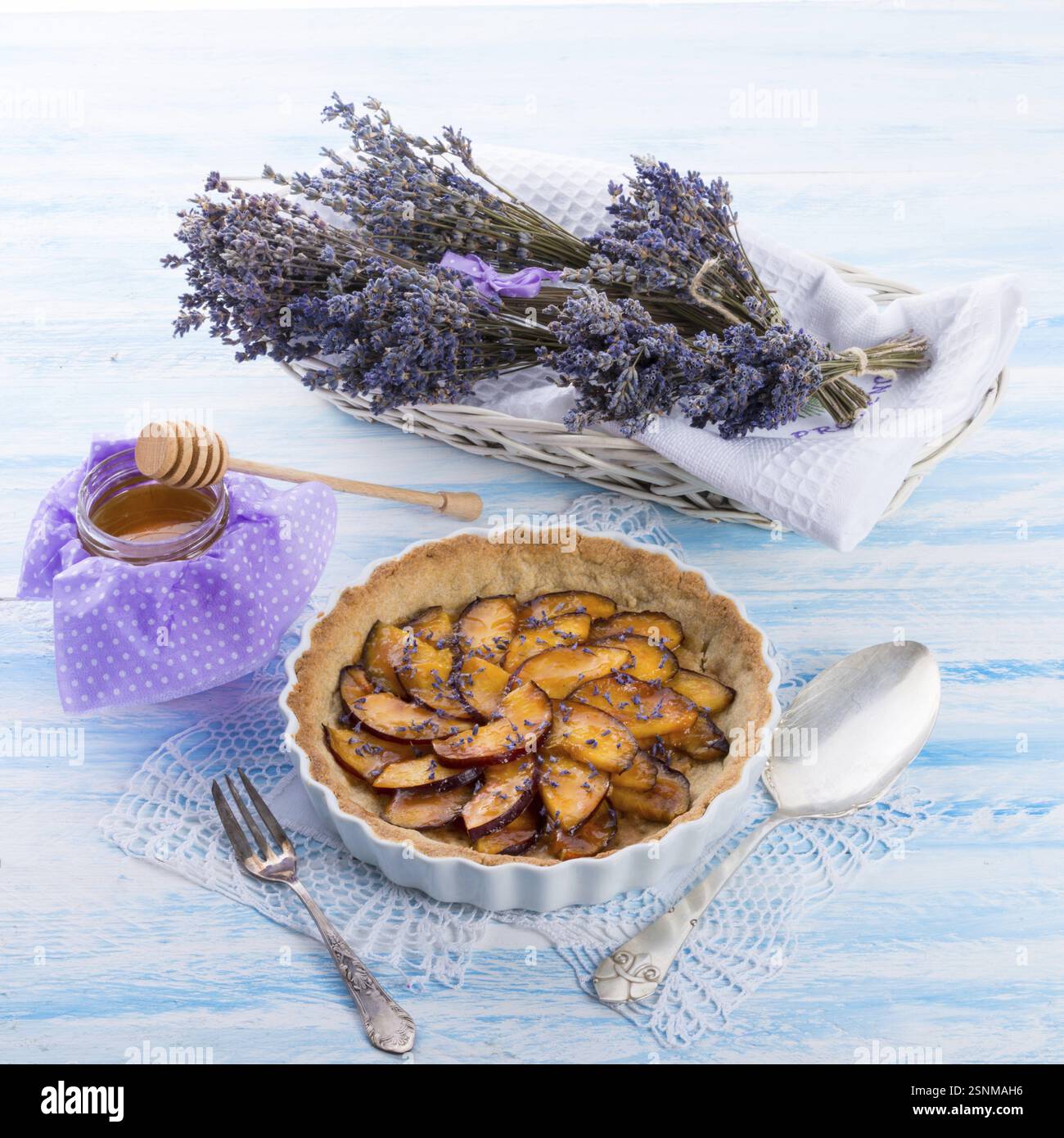 Nektarinentorte mit Lavendel und Honig Stockfoto
