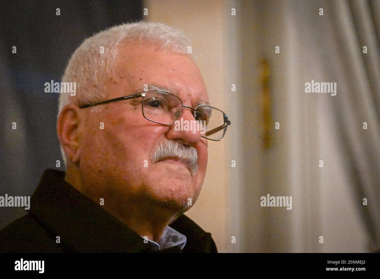 Paris, Frankreich. Februar 2025. Der syrische Politiker und Mitglied der syrischen Demokratischen Volkspartei George Sabra beobachtet während eines Treffens mit dem syrischen Außenminister Asaad Hassan al-Shaibani und der syrischen Diaspora nach der Internationalen Syrien-Konferenz am 13. Februar 2025 in Paris. Foto: Firas Abdullah/ABACAPRESS. COM Credit: Abaca Press/Alamy Live News Stockfoto