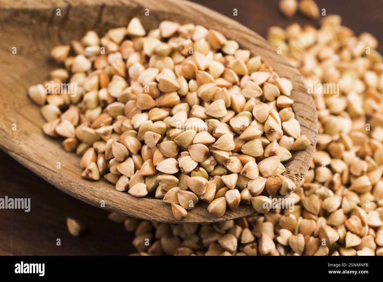 Buchweizen mit einem Löffel auf Holzbrettern Hintergrund Stockfoto
