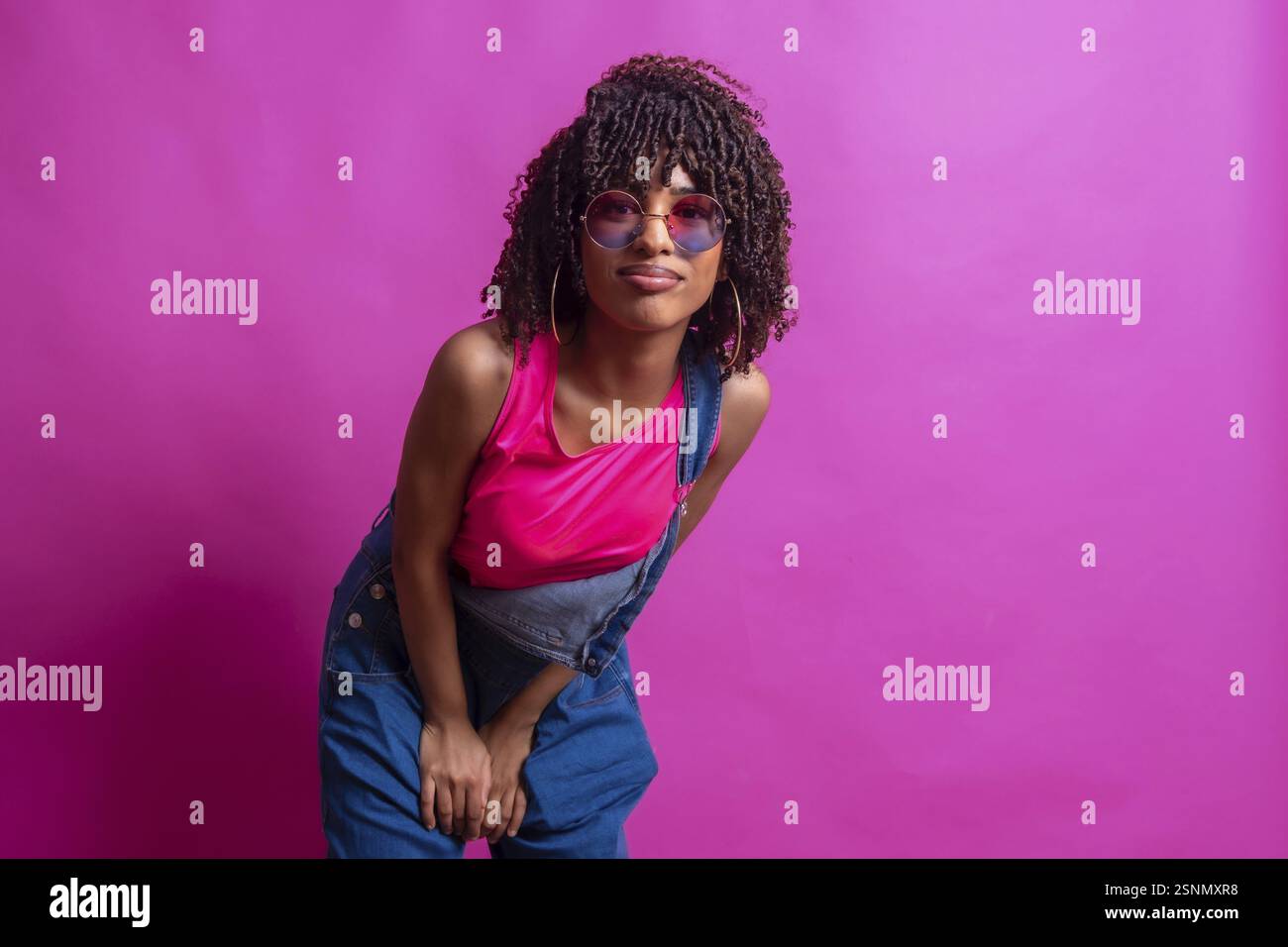 Pose posiert studiofoto -Fotos und -Bildmaterial in hoher Auflösung – Alamy
