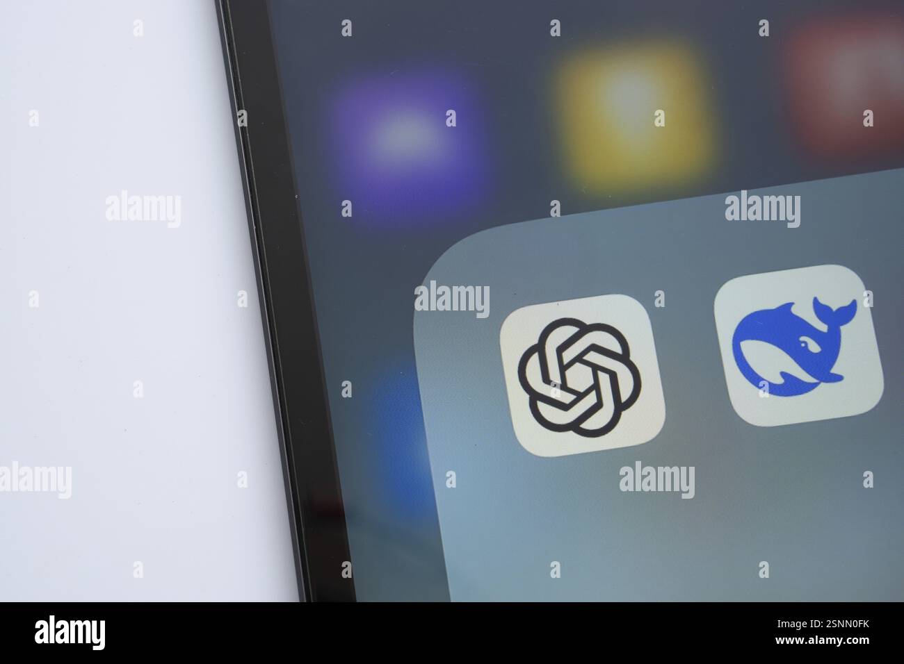 Nahaufnahme eines iPad-Bildschirms mit dem Symbol für die Deepseek- und ChatGPT-App Stockfoto