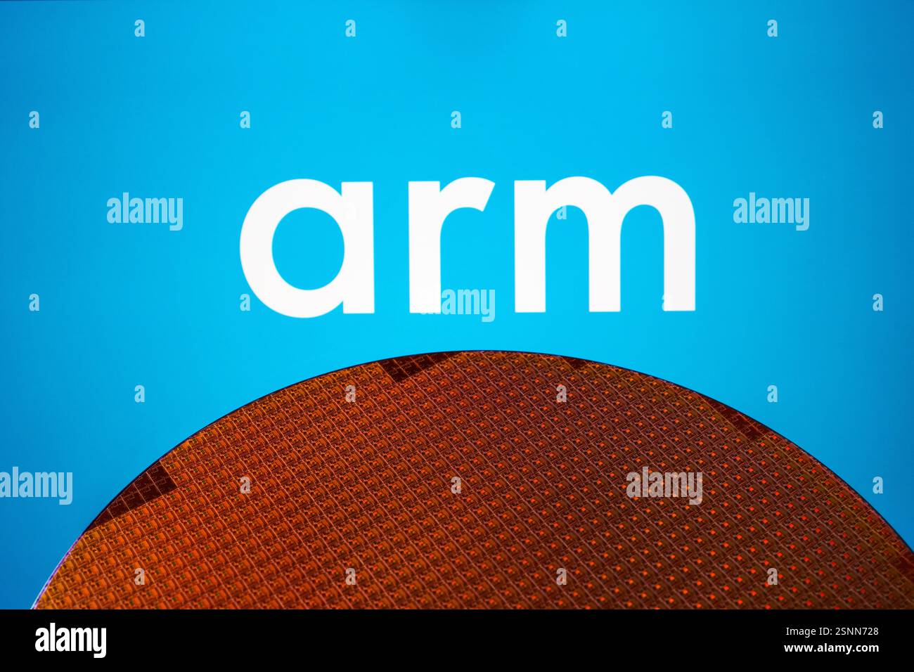 ARM Holdings Logo und der Halbleiterwafer mit Chips. Anschaulich für die Neuigkeiten über einen neuen Chip von ARM Company. Stafford, Großbritannien, Febru Stockfoto
