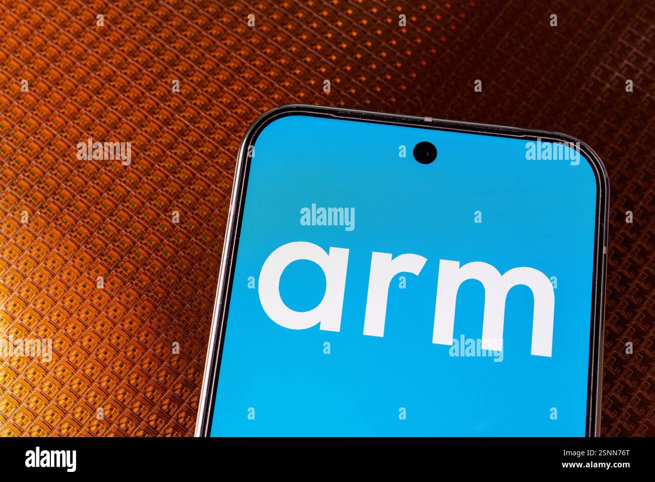 ARM Holdings Logo auf dem Smartphone und dem Halbleiterwafer mit Chips. Anschaulich für einen neuen Chip von ARM Company. Stafford, Vereinigtes Königreich, F Stockfoto