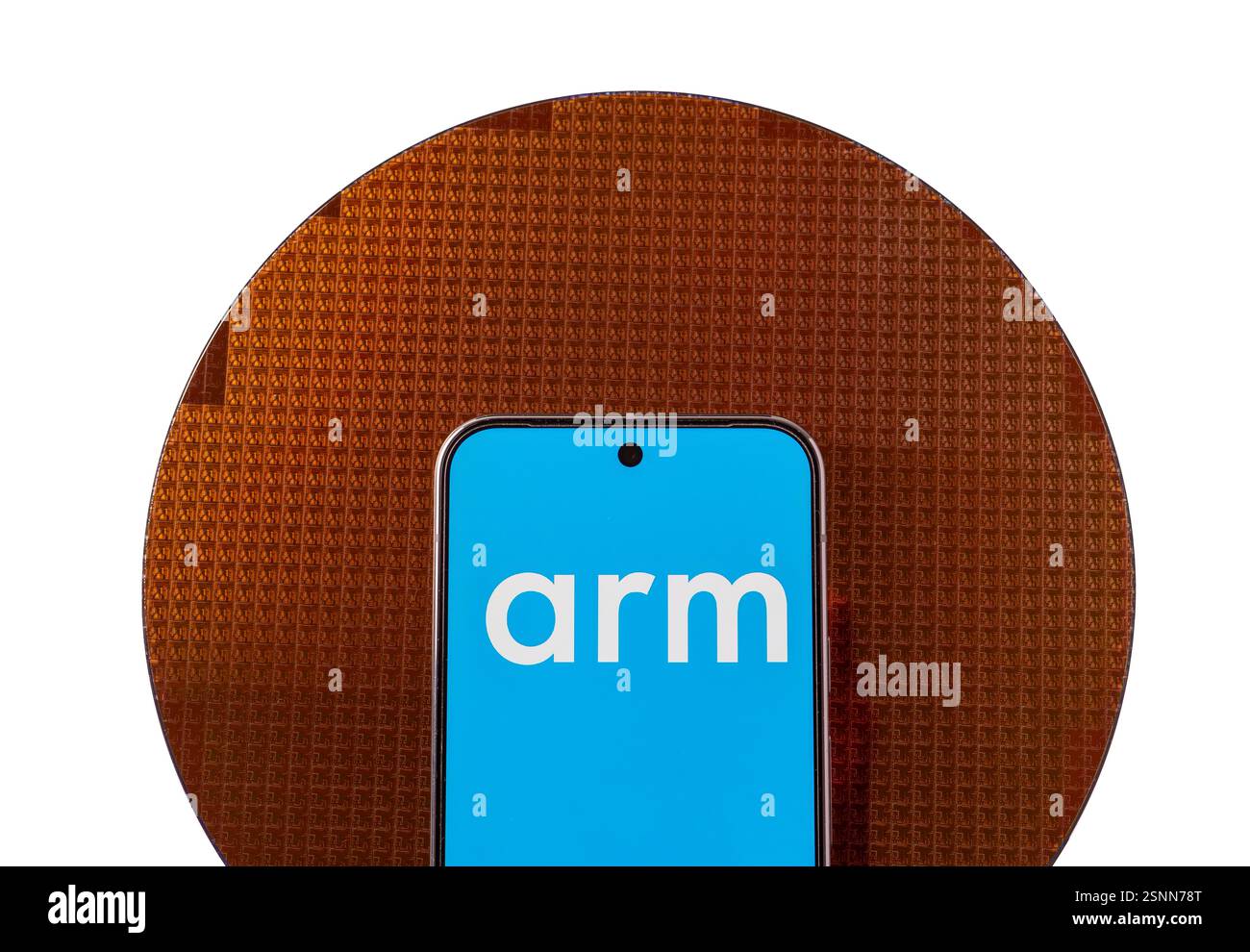 ARM Holdings Logo auf dem Smartphone und dem Halbleiterwafer mit Chips. Anschaulich für einen neuen Chip von ARM Company. Stafford, Vereinigtes Königreich, F Stockfoto
