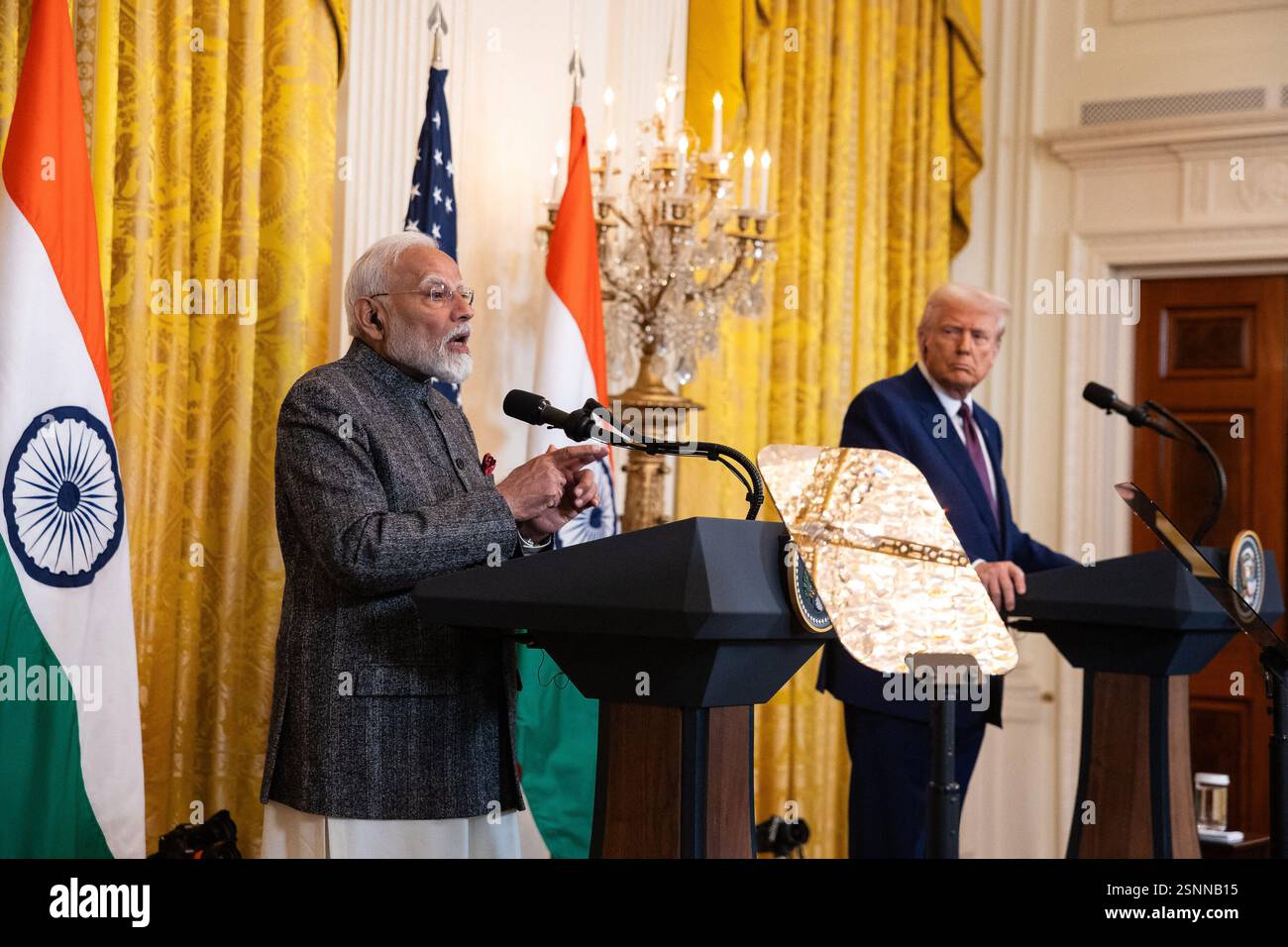 Washington, Usa. Februar 2025. Der indische Premierminister Narendra Modi und US-Präsident Donald Trump halten am 13. Februar 2025 eine Pressekonferenz im East Room des Weißen Hauses ab. (Francis Chung/POLITICO) Credit: Abaca Press/Alamy Live News Stockfoto