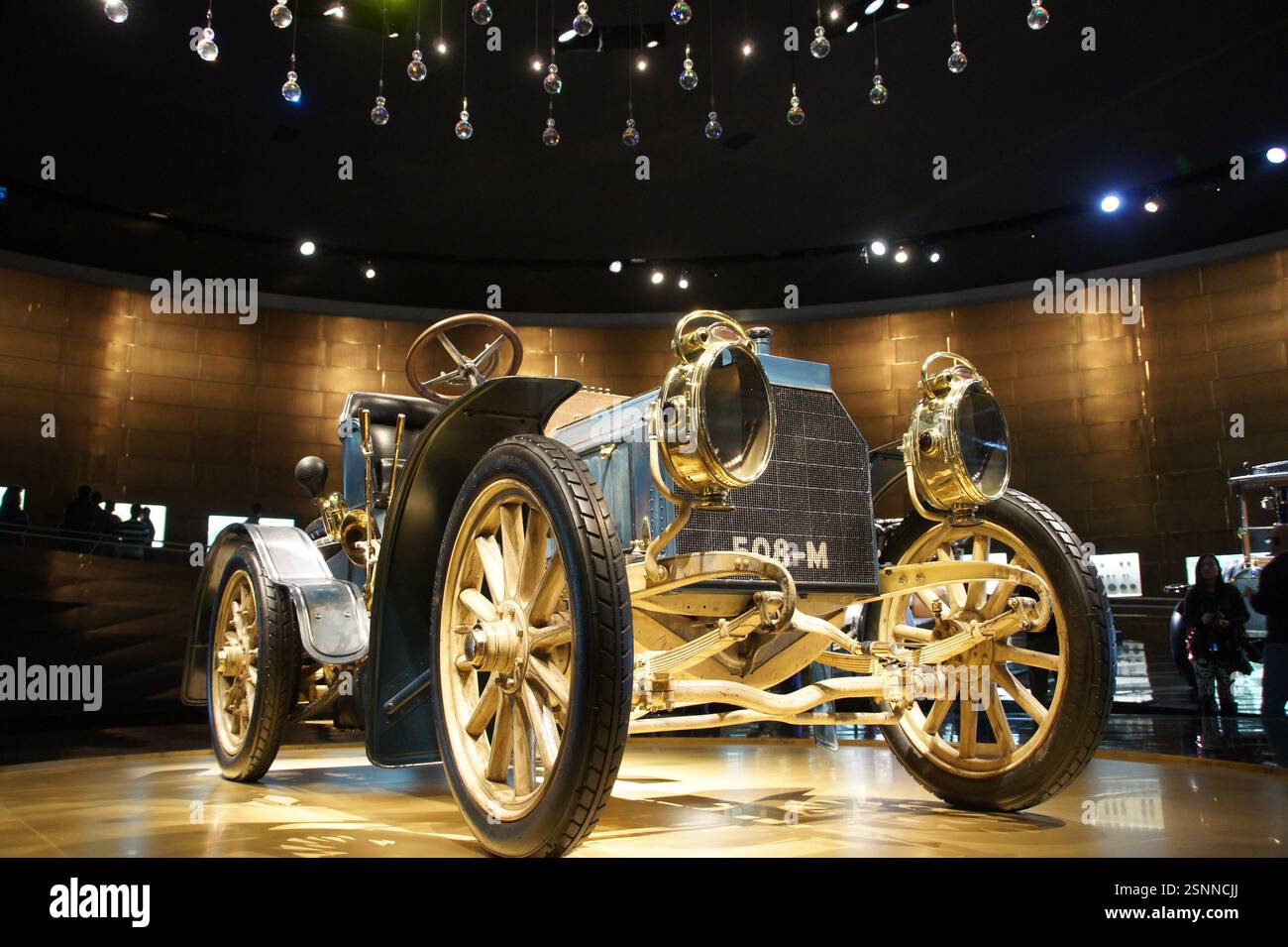 Mercedes-Benz Vintage im Mercedes-Benz Museum, Deutschland, München. Glänzendes Chrom und klassisches Design spiegeln das Wesen des Automobilhochs wider Stockfoto