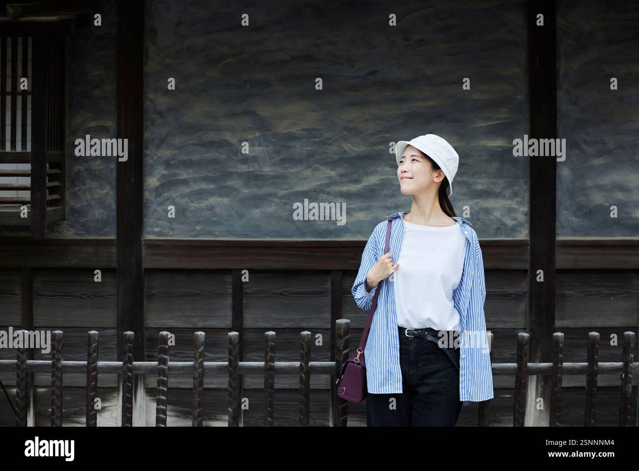 Japanische Frauen, die gerne in Touristenattraktionen reisen Stockfoto