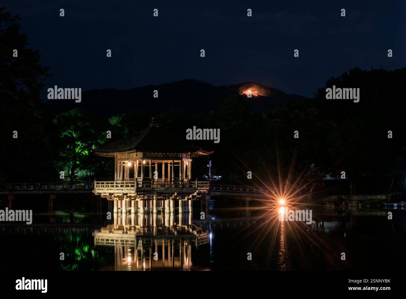 Nara Daimonji Okuribi Feuerwerk Sagi-ike und Ukimidou Nara Stadt, Präfektur Nara Stockfoto