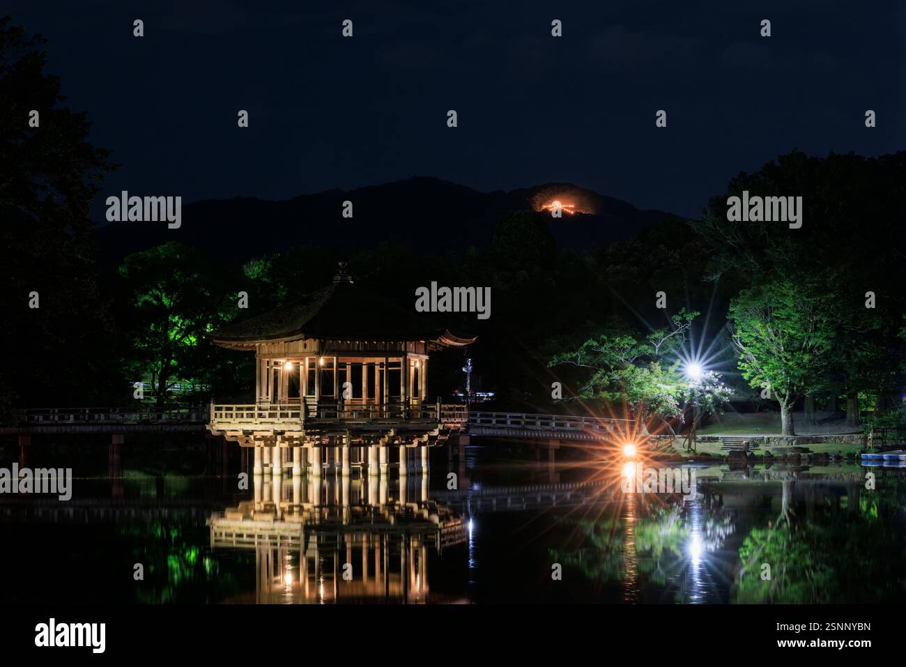 Nara Daimonji Okuribi Feuerwerk Sagi-ike und Ukimidou Nara Stadt, Präfektur Nara Stockfoto