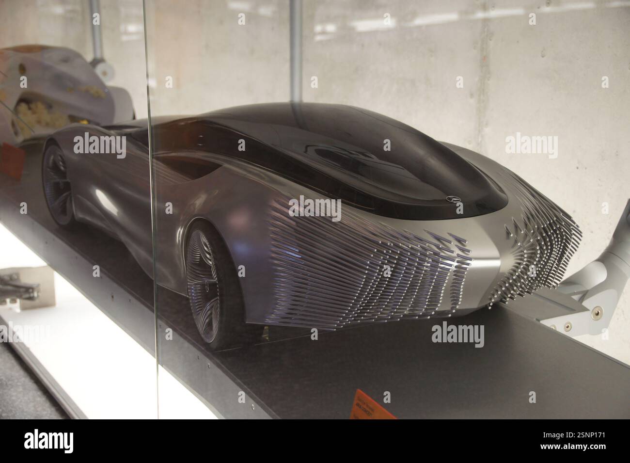 Ein Mercedes-Benz Aria Concept Modell ist in Deutschland, München, ausgestellt. Das futuristische Design zeichnet sich durch scharfe Linien und ein Metallic-Finish aus, möglicherweise hin Stockfoto