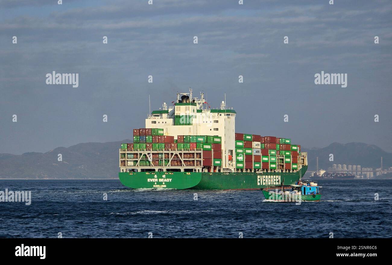 Ein Evergreen Cargo Ship auf dem Weg zum Hafen von Hongkong. - Smartphone-aufgenommenes Stockfoto