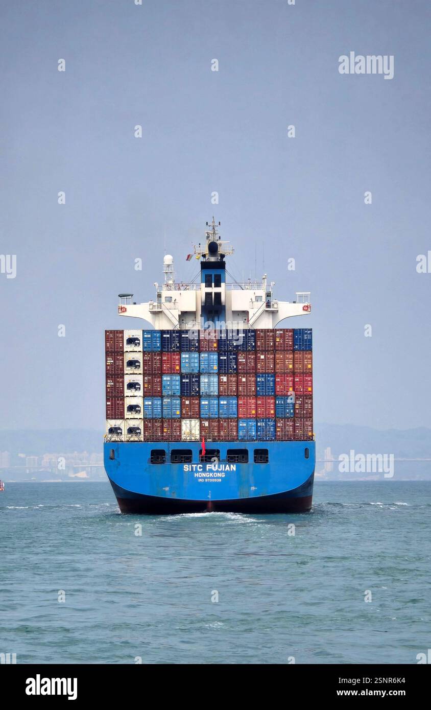 Das SITC Fujian Cargo Ship, das Container zum Hafen von Hongkong befördert. - Smartphone-aufgenommenes Stockfoto