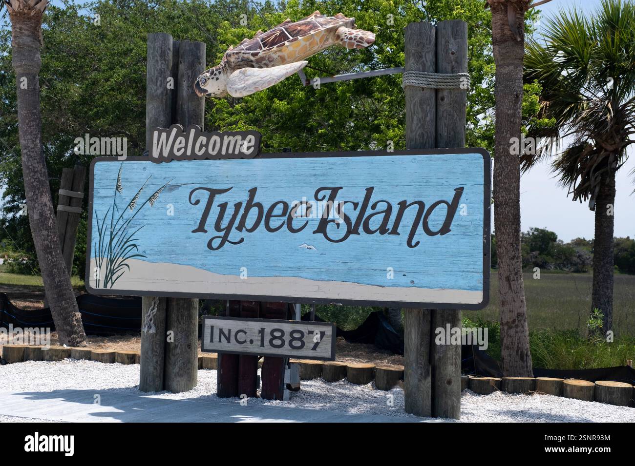 Blick auf das hölzerne Willkommen auf Tybee Island Schild mit Meeresschildkröte oben, Eintritt in die Ferieninsel nahe Savannah, Georgia Stockfoto