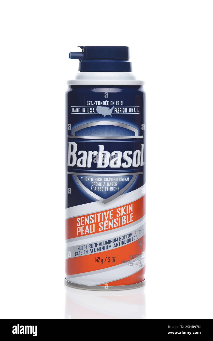IRVINE, KALIFORNIEN - 13. Februar 2025: Eine Aerosoldose mit Barbasol Sensitive Skin Shaving Cream. Stockfoto