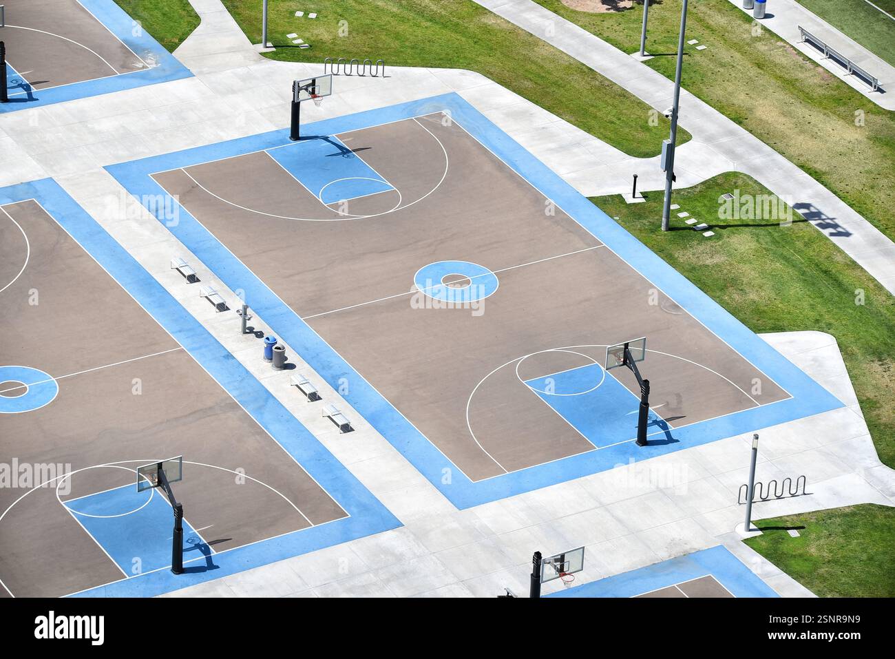 IRVINE, KALIFORNIEN - 2. Juni 2022: Basketballfelder, die von der Ballonfahrt im Great Park auf der ehemaligen USMCAS Air Station El Toro gesehen werden. Stockfoto
