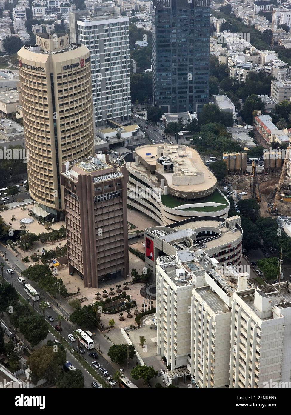 Aus der Vogelperspektive auf das Europa- und das Asien-Haus an der Ecke Weizmann Street und Sderot Sha'ul HaMelch in Tel Aviv, Israel. Stockfoto