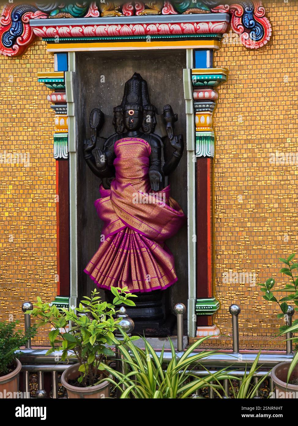 Eine Statue einer hinduistischen Gottheit im Sri Maha Mariamman Tempel in Bangkok, Thailand. - Smartphone-aufgenommenes Stockfoto Eine Statue einer hinduistischen Gottheit im Sri Maha Mariamman Tempel in Bangkok, Thailand. - Smartphone-aufgenommenes Stockfoto