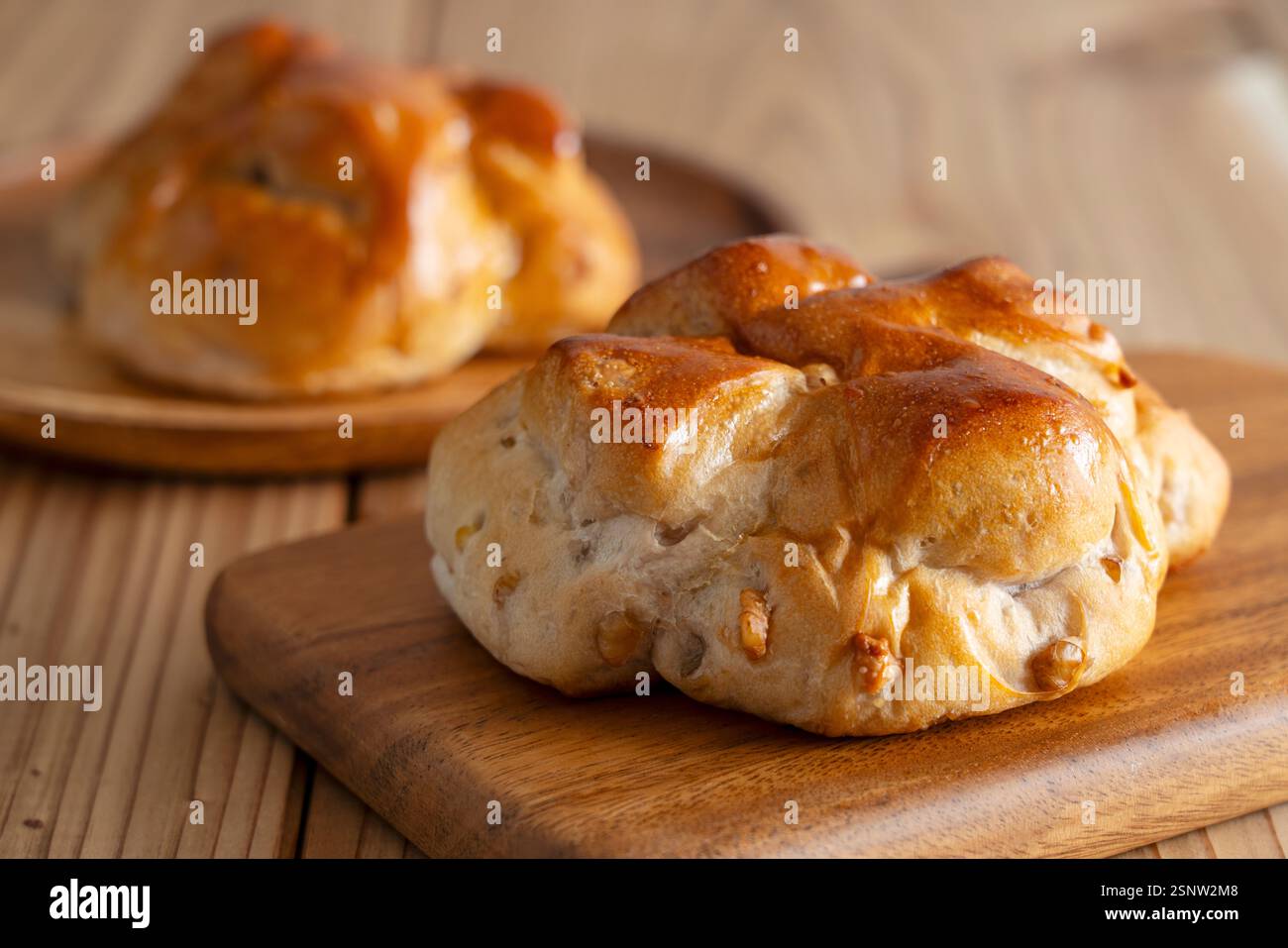 Frisches Walnussbrot auf einer Holzfläche Stockfoto