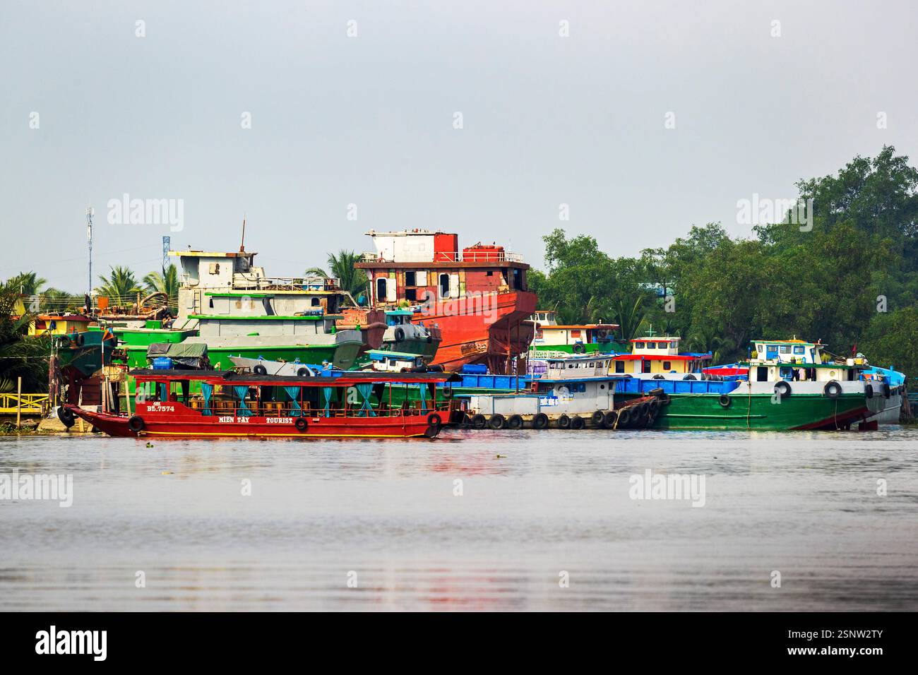 Farbenfrohe Boote legten am Mekong-Fluss an, Montag, 11. November 2024. Foto: David Rowland / One-Image.com Stockfoto