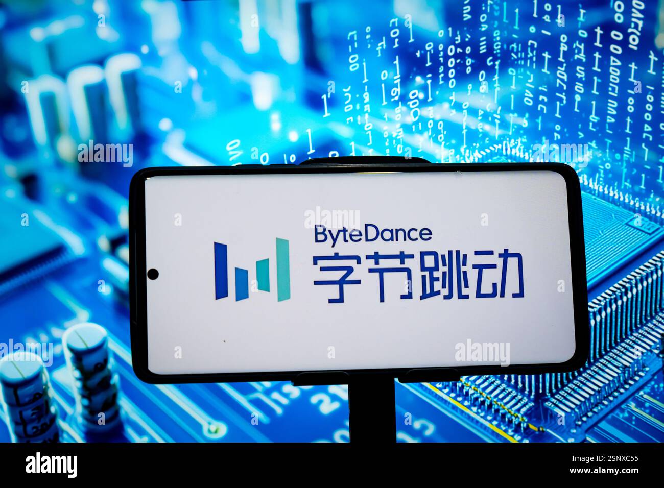CHONGQING, CHINA - 14. FEBRUAR 2025 - eine Abbildung zeigt das ByteDance-Logo auf einem Smartphone mit Produktcode im Hintergrund in Chong Stockfoto