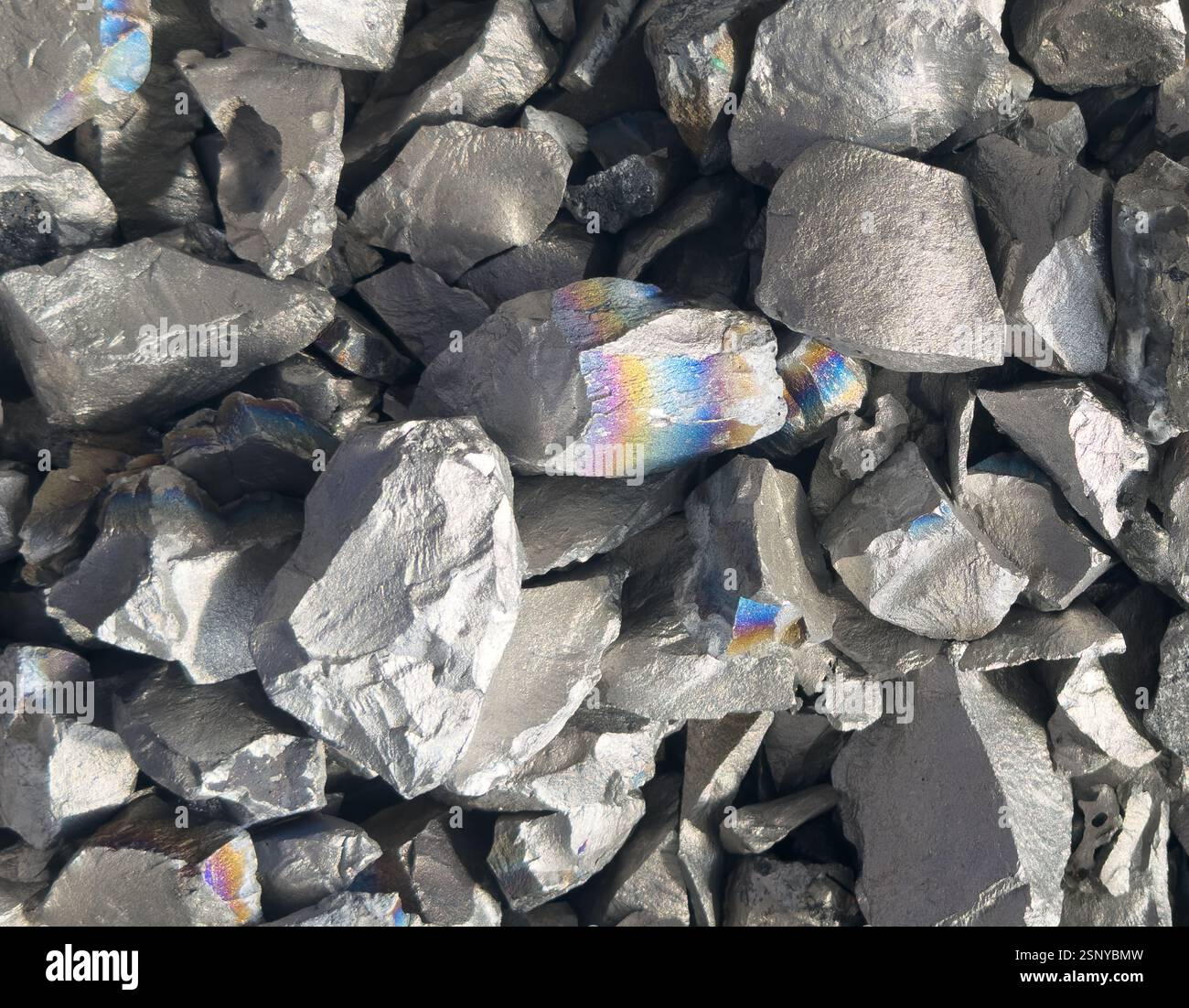 Ferrolegierung. Hintergrundstruktur aus Ferrolegierung. Ferromangan, Ferrotitan, Ferromolibdän, Ferroniobium, Ferromangan. Stockfoto