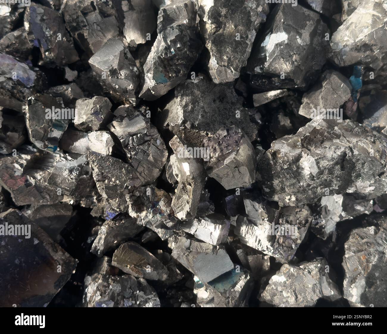 Ferrolegierung. Hintergrundstruktur aus Ferrolegierung. Ferromangan, Ferrotitan, Ferromolibdän, Ferroniobium, Ferromangan. Stockfoto